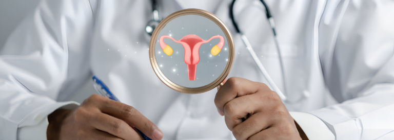 Médico sosteniendo una lupa que enfoca el útero y los ovarios, simbolizando el enfoque detallado de la histeroscopía como técnica diagnóstica en salud reproductiva.