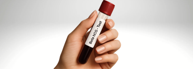 Mano sosteniendo una muestra de sangre etiquetada como "Beta hCG - Test", representando el análisis de hormona beta hCG tras una FIV.