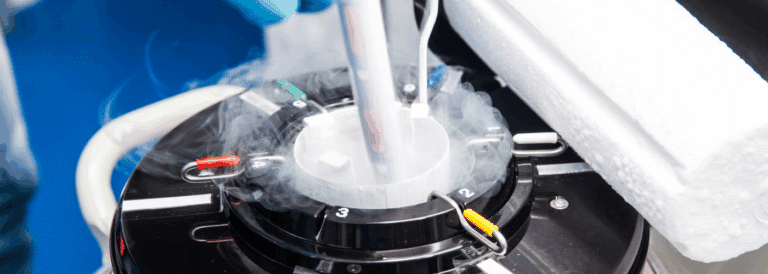 Laboratorio de reproducción asistida con equipo de criopreservación para el almacenamiento de embriones congelados en nitrógeno líquido.