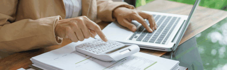 mujer haciendo cuentas para pagar un tratamiento