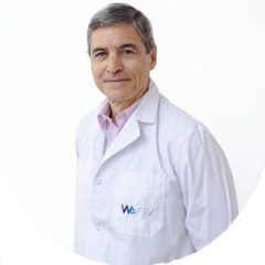 Dr. Mario Gomez Badia médico profesional con bata blanca