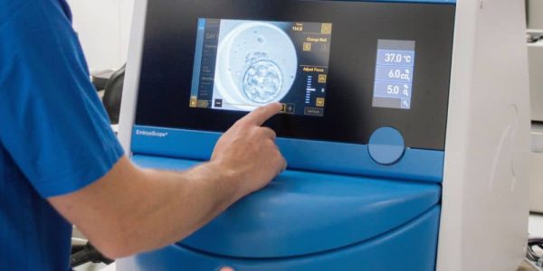 Profesional de laboratorio operando un incubador EmbryoScope+, dispositivo que permite observar y registrar el desarrollo embrionario en tiempo real dentro de un entorno controlado de temperatura y gases.