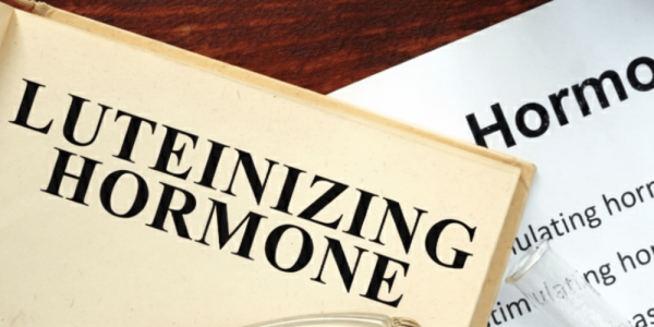 La imagen muestra dos documentos. Uno de ellos es un libro o cuaderno abierto con el título "Luteinizing Hormone" (Hormona Luteinizante), y el otro es una hoja impresa con el título "Hormones" (Hormonas), donde se mencionan diferentes tipos de hormonas como TSH, FSH, entre otras.