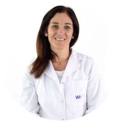 Carolina Bouteiller, profesional de la salud con bata blanca