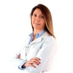 Doctora profesional sonriendo con bata blanca en perfil