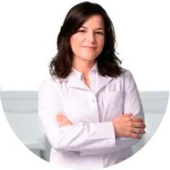 Médica mujer profesional con bata blanca sonriendo perfil-mielnikowicz