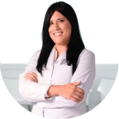 Retrato de mujer profesional sonriendo con brazos cruzados
